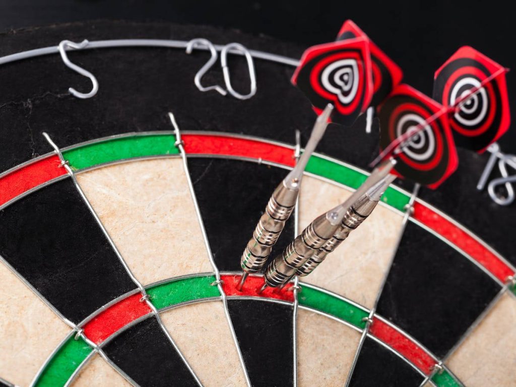 dartboard-three-red-arrow-darts-dtsb2i2kcq8iw7zk